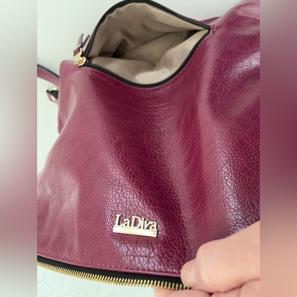 LA DIVA Burgundy Faux Leather Cross Body Bag Gold Hardware Converts to Clutch - Picture 7 of 16